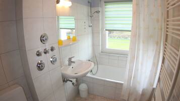 Apartment (52) | Bathroom | Combined shower/tub, towels, soap, toilet paper