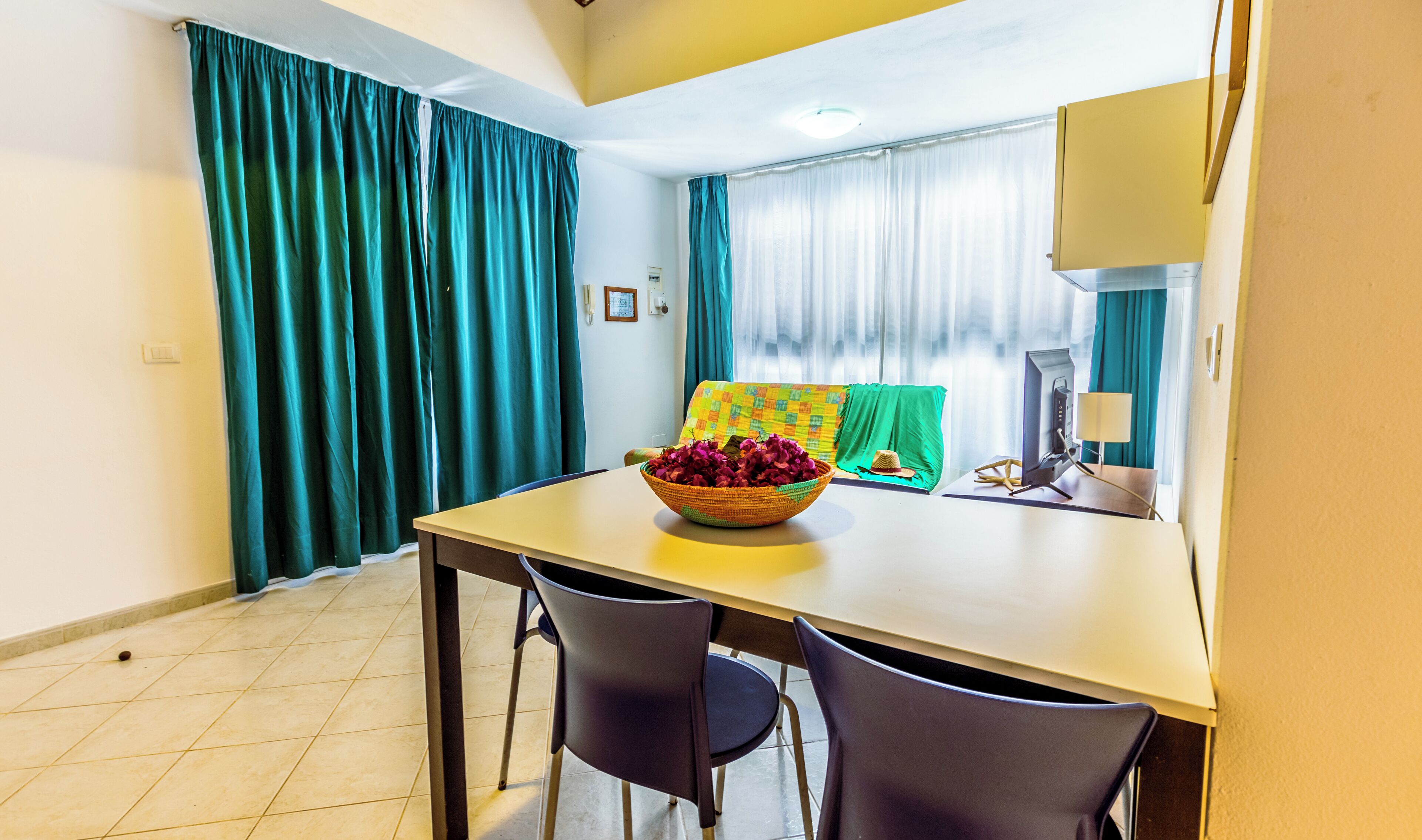 خزنة داخل الغرفة وأسرّة مجانية قابلة للطي وواي فاي مجانًا وملاءات أسرّة