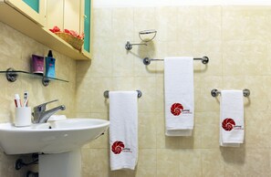 Lägenhet | Badrum | Badkar, gratis toalettartiklar, hårtork och handdukar