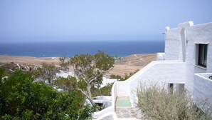 Un bâtiment situé sur la côte, offrant une vue sur la mer et surplombant un paysage aride.