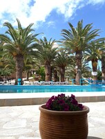 Una piscina al aire libre de temporada, sillones reclinables de piscina
