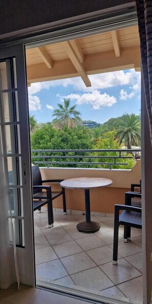 Standard Apartment | Blackout drapes, bed sheets