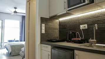 Junior Suite, Balcony | Private kitchenette | Fridge, microwave, stovetop, coffee/tea maker