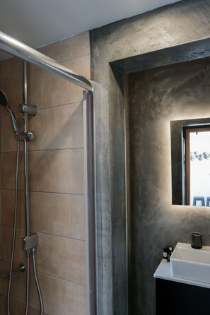 Suite Signature (V36) | Bagno | Doccia, set di cortesia gratuito, asciugacapelli, asciugamani