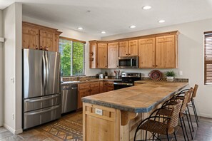 Fridge, microwave, oven, stovetop - Sunny Palms #1908 2 BEDROOM, GREAT POOL AMENITIES!! (St. George)