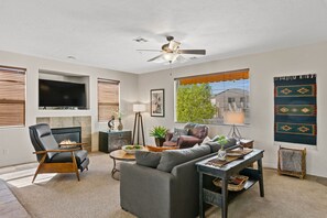 TV, fireplace - Sunny Palms #1908 2 BEDROOM, GREAT POOL AMENITIES!! (St. George)