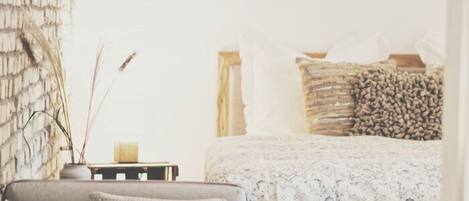 Deluxe Room | Minibar, soundproofing, bed sheets