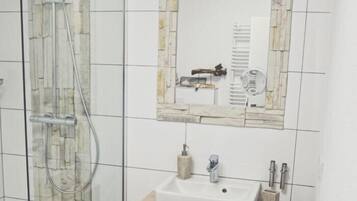 Deluxe Room | Bilik Mandi | Pancuran mandi, kelengkapan dandanan diri percuma, pengering rambut