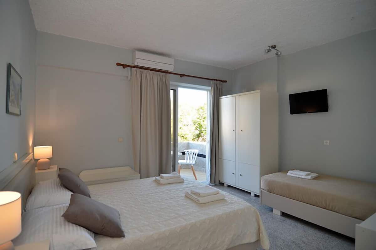 Chambre Triple, balcon