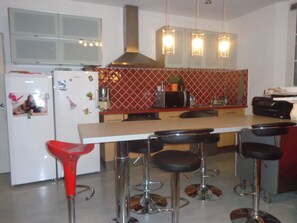 Réfrigérateur, micro-ondes, four, plaque de cuisson