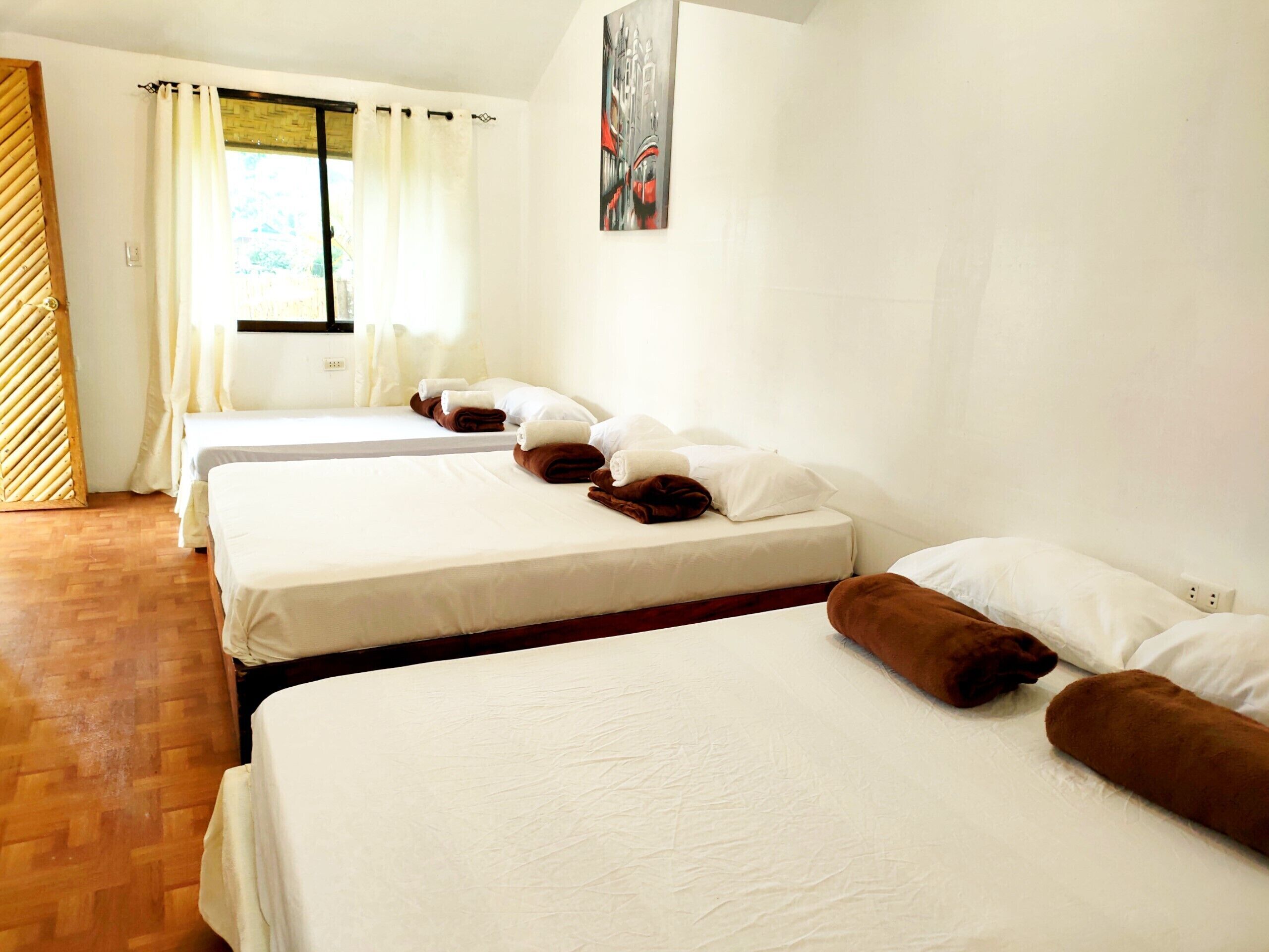 Family Room | Desk, laptop workspace, soundproofing, free WiFi