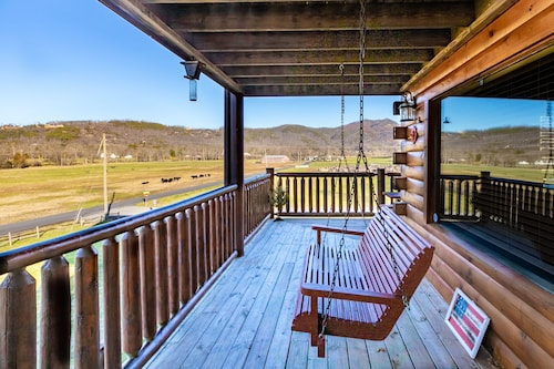 Welcome 2026 - 12 mins to Parkway. Great Views.No steep roads. HotTub PoolTable