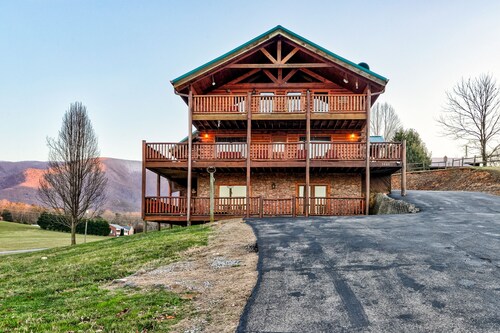Welcome 2026 - 12 mins to Parkway. Great Views.No steep roads. HotTub PoolTable