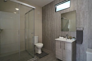 Bathroom - Lakeside Apartments (Johannesburg)
