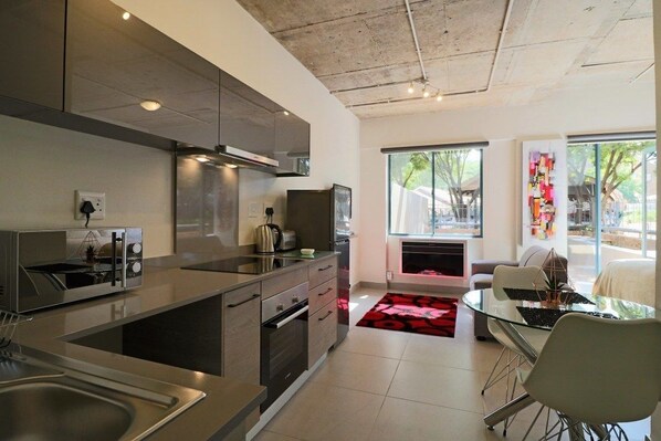 Private kitchen - Lakeside Apartments (Johannesburg)