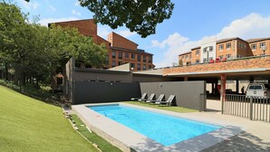 Property grounds - Lakeside Apartments (Johannesburg)