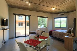 디럭스 아파트 | 거실 공간 | LCD TV, DVD 플레이어