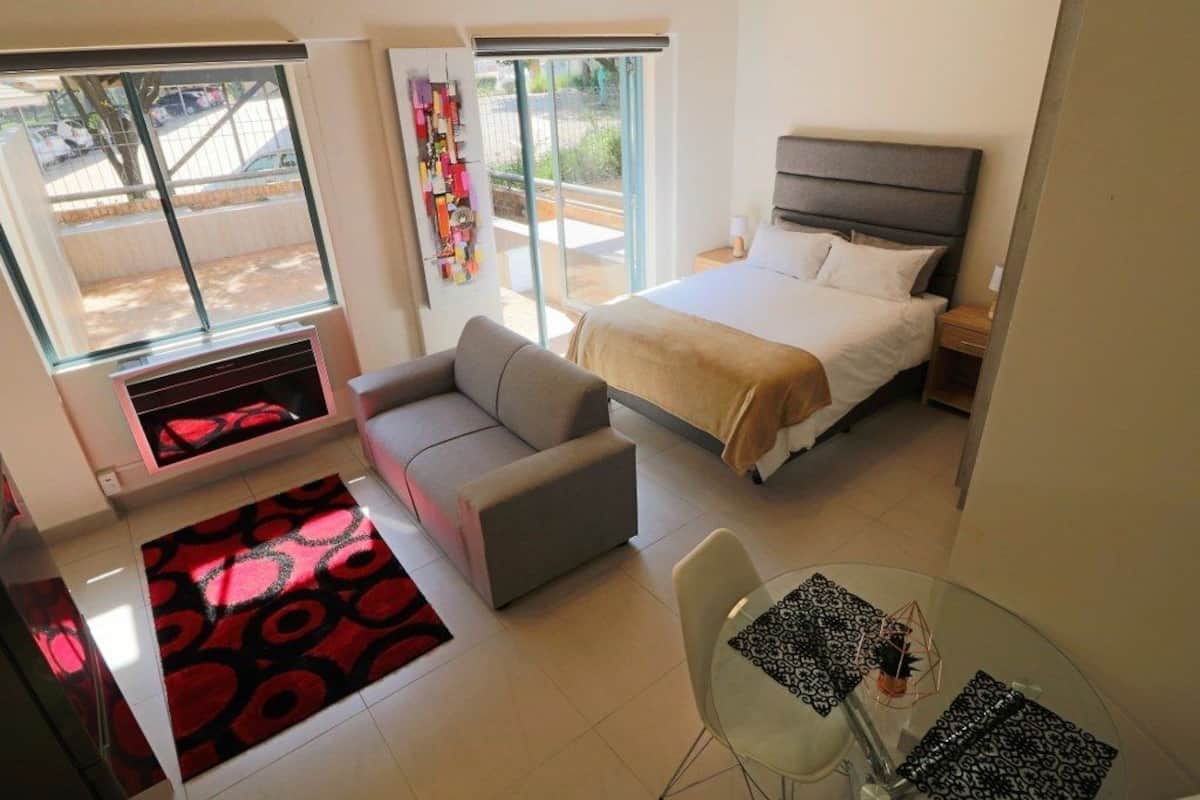 Superior-Apartment, Terrasse | 1 Schlafzimmer, Schreibtisch, Bügeleisen/Bügelbrett, kostenloses WLAN