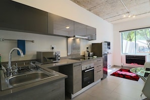 Private kitchen - Lakeside Apartments (Johannesburg)