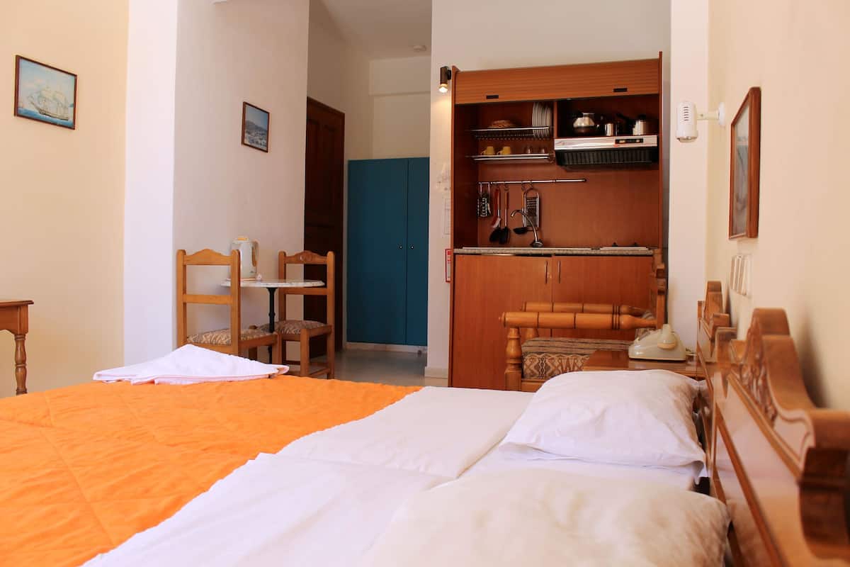 Studio (Triple) | In-room safe, iron/ironing board, free cribs/infant beds, free WiFi