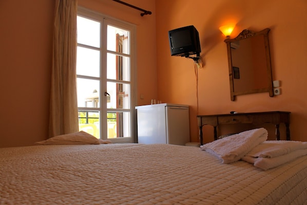Triple Room | In-room safe, iron/ironing board, free cribs/infant beds, free WiFi