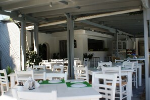 Free daily continental breakfast - Alia (Santorini)