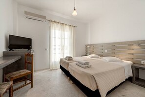 خزنة داخل الغرفة ومكواة/لوح كي وأسرّة أطفال/رضّع (مجانًا)