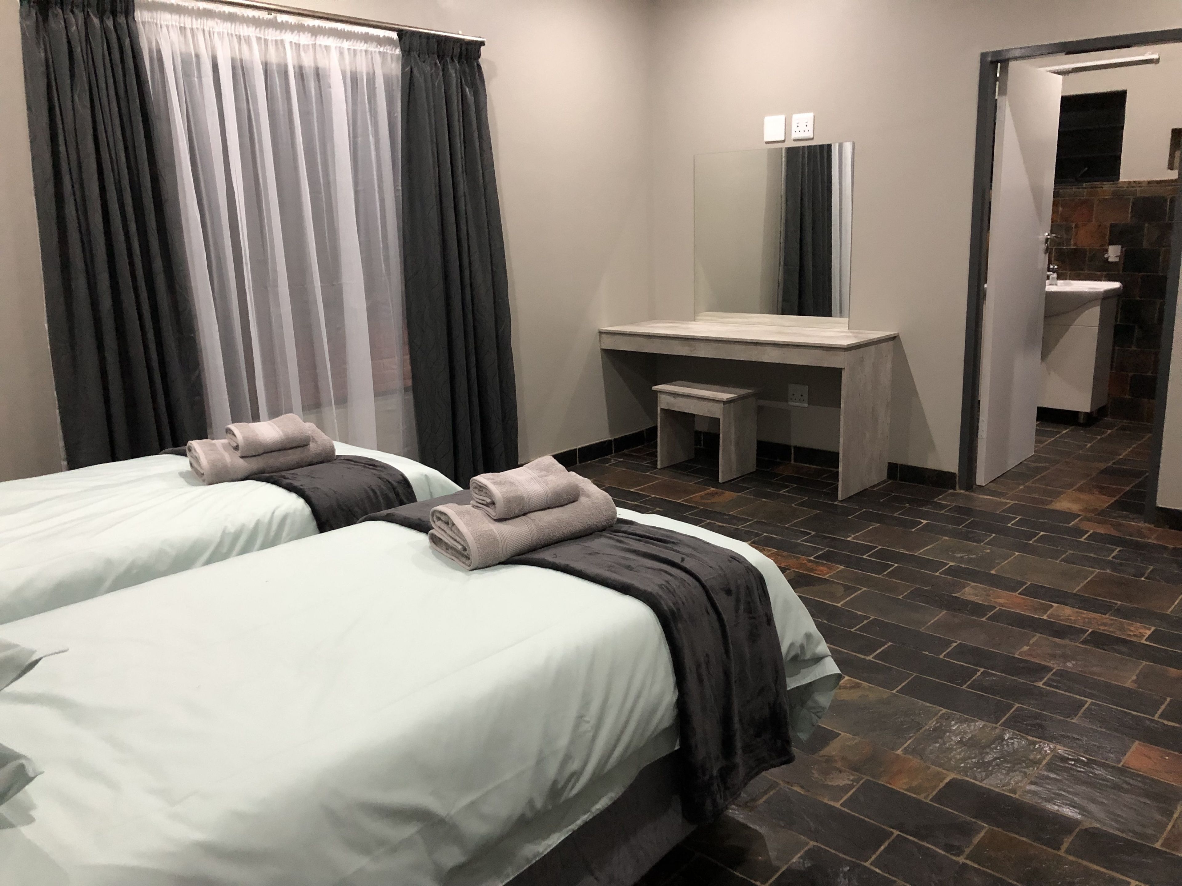 Chambre Deluxe avec lits jumeaux, vue colline | Literie de qualité supérieure, coffres-forts dans les chambres, bureau