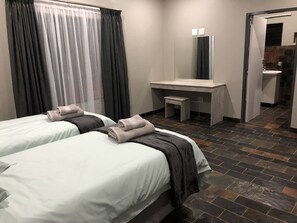 Kamar Twin Deluks, pemandangan bukit | Seprai premium, brankas, meja kerja, dan ruang kerja ramah laptop