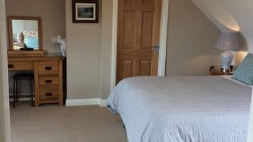 King Suite | Desk, soundproofing, iron/ironing board, free WiFi