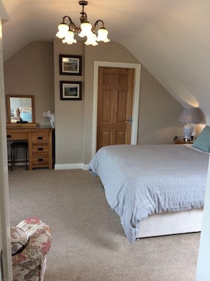 King Suite | Desk, soundproofing, iron/ironing board, free WiFi - Cashen Course House (Ballybunion)