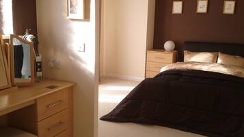 Double & Ensuite Bathroom | Free WiFi