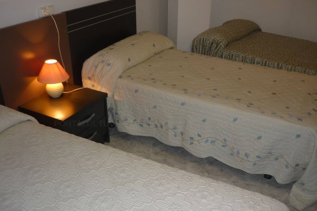 Habitación triple | Tabla de planchar con plancha, camas extra, wifi gratis y ropa de cama