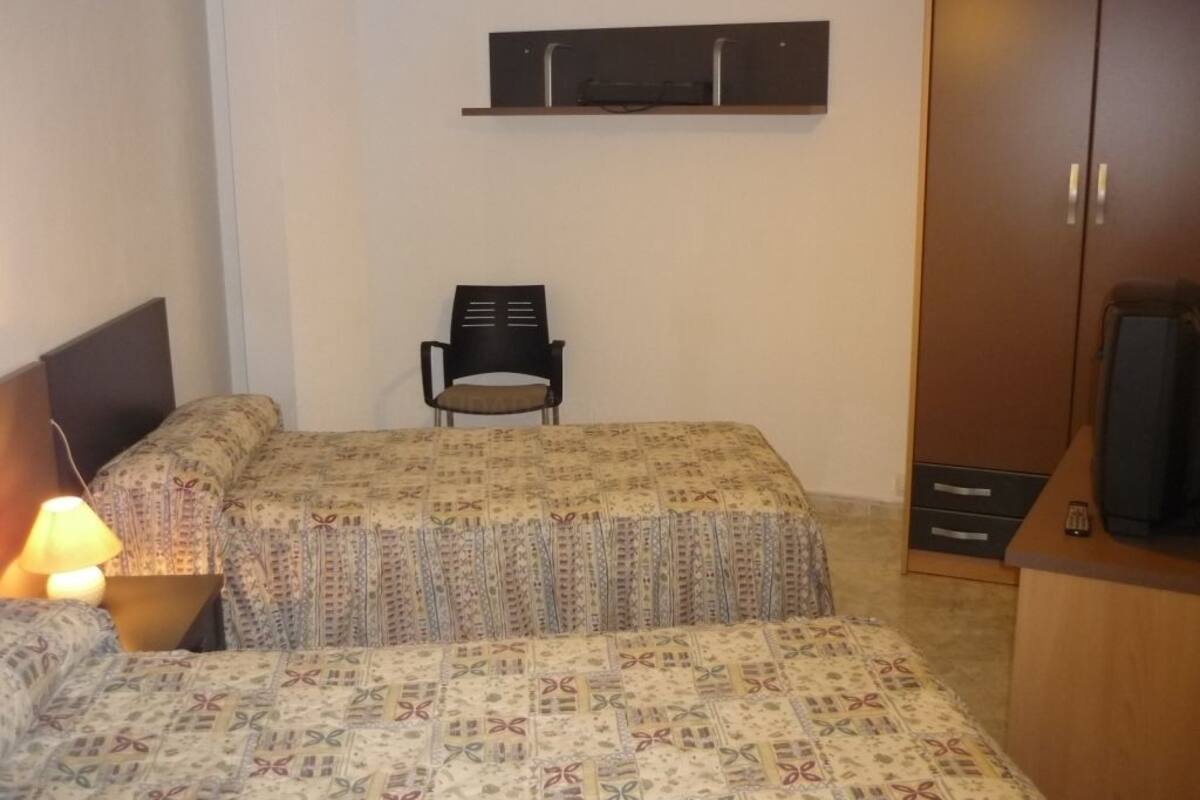 Habitación con 1 cama matrimonial o 2 individuales | Tabla de planchar con plancha, camas extra, wifi gratis y ropa de cama