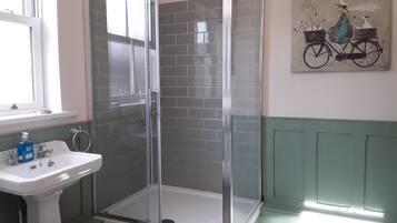 Doppelzimmer, Gemeinschaftsbad | Badezimmer | Dusche, Handtücher, Seife, Toilettenpapier