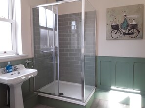 Habitación doble, baño compartido | Baño | Ducha, toallas, jabón y papel higiénico