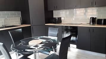 Lemari es di ruangan bersama dan microwave di ruangan umum