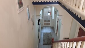 Una scala con ringhiera bianca che porta a un pianerottolo.