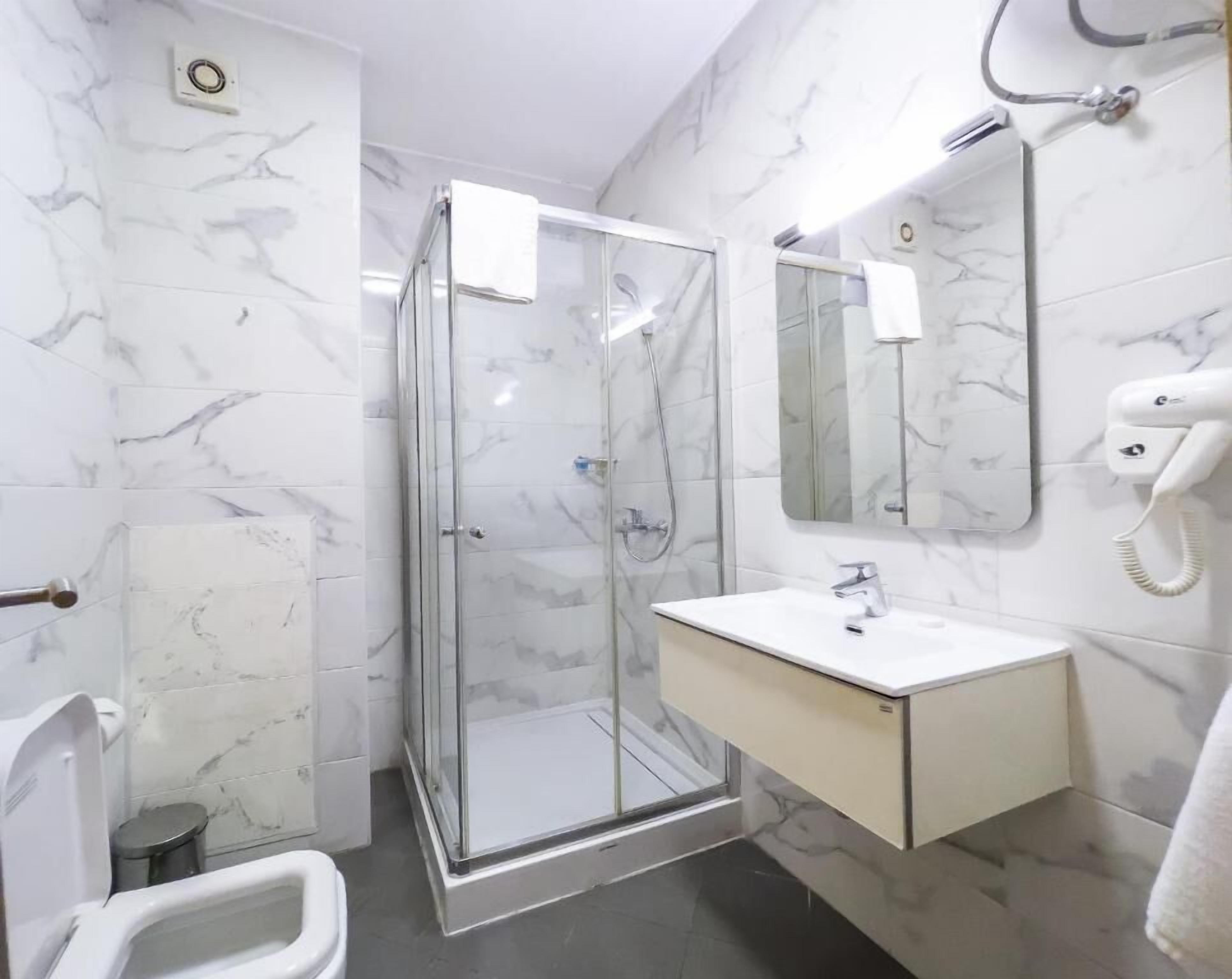 deluxe studio | bathroom | shower, rainfall showerhead, free toiletries, towels