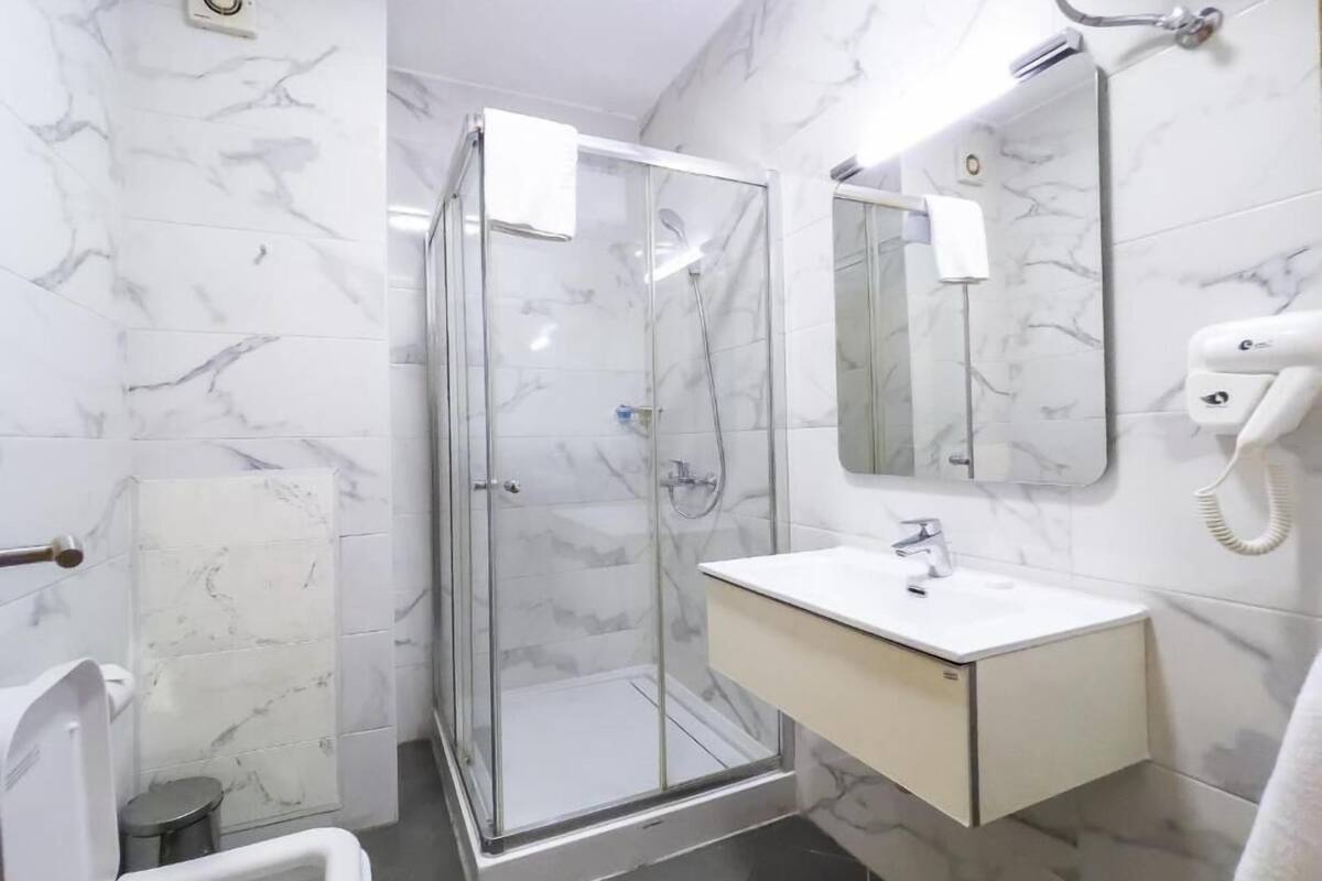 deluxe studio | bathroom | shower, rainfall showerhead, free toiletries, towels