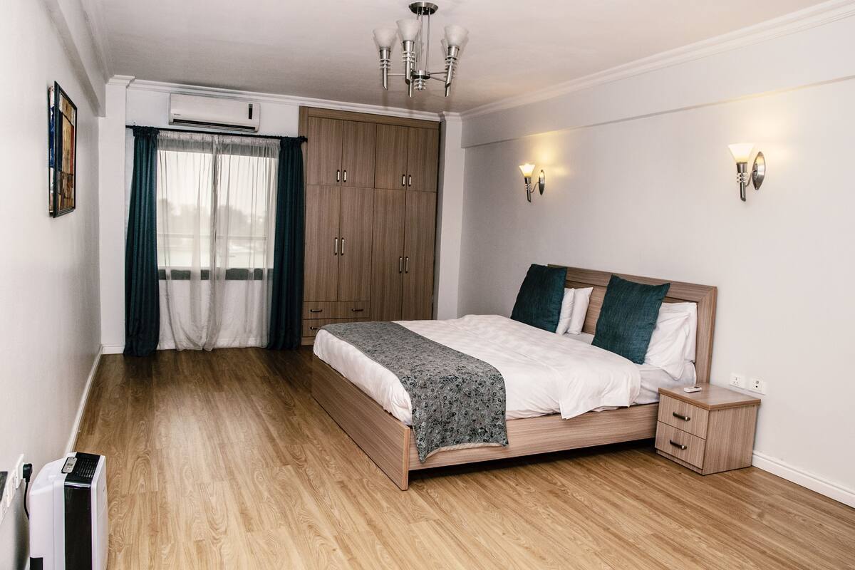 executive suite, balcony | 1 bedroom, premium bedding, in-room safe, desk