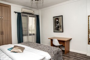 1 soverom, sengetøy av topp kvalitet, safe på rommet og skrivebord