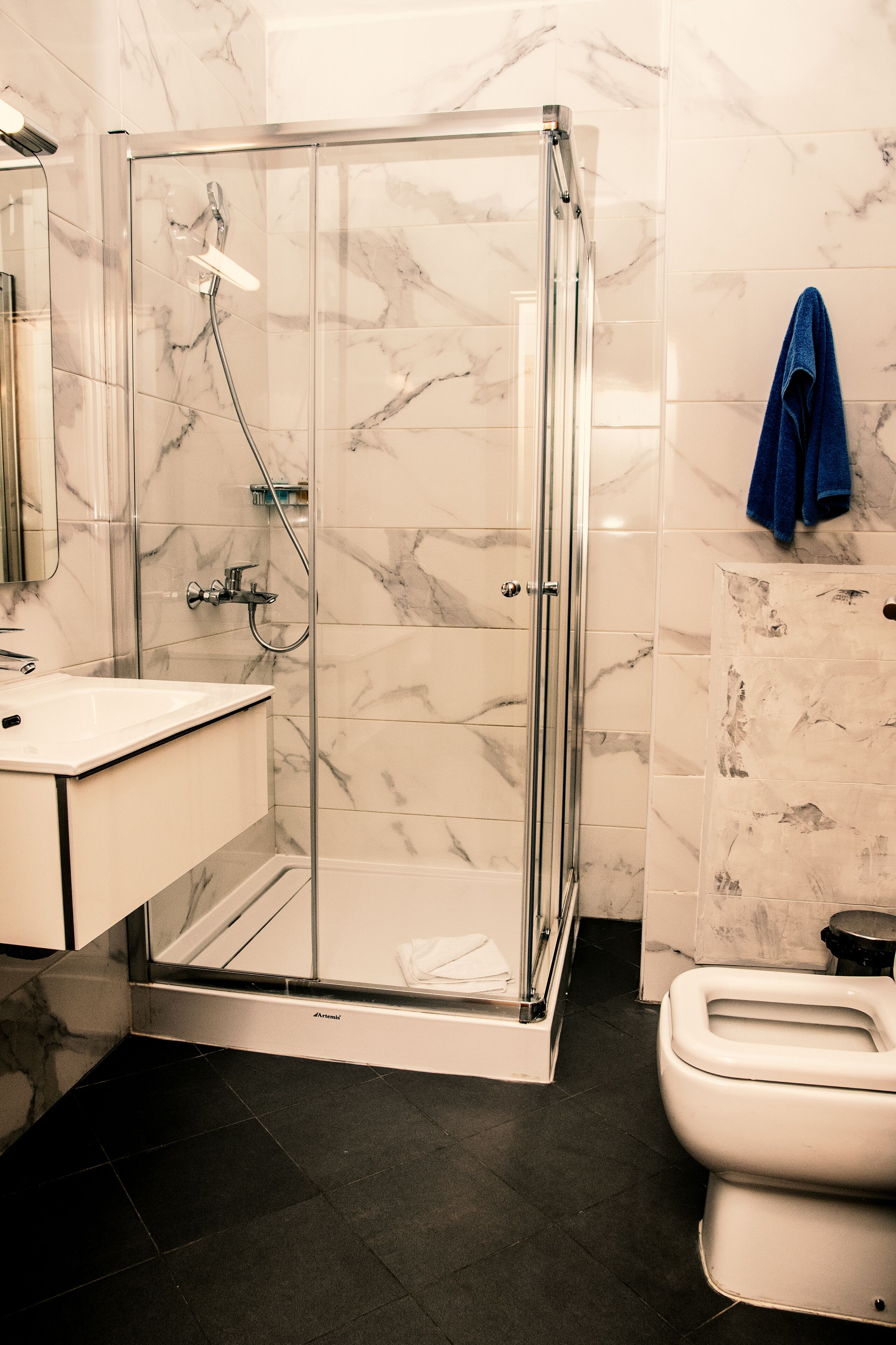 shower, rainfall showerhead, free toiletries, towels