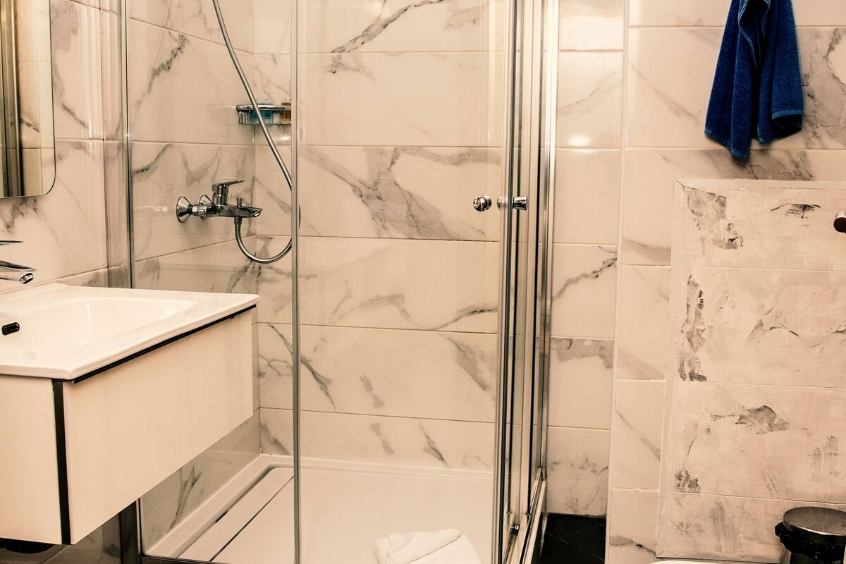 shower, rainfall showerhead, free toiletries, towels