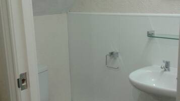 Dusj, håndklær og toalettpapir