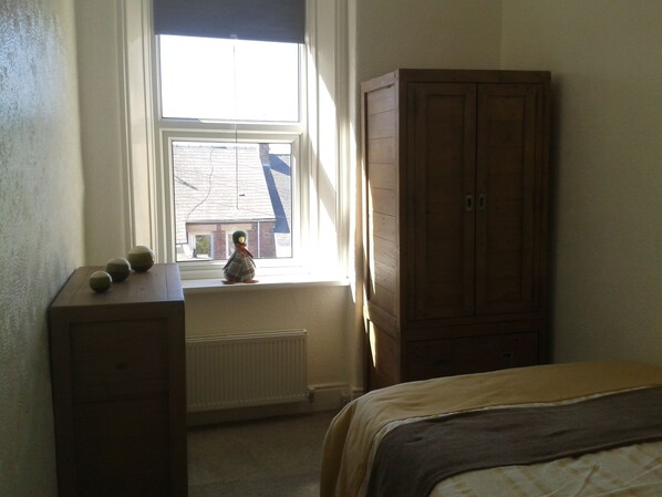 Small Double Room with Shared Bathroom | Free WiFi, bed sheets