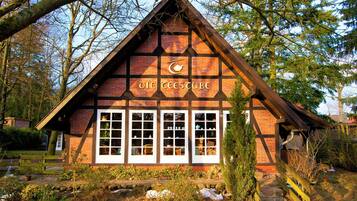 Phục vụ bữa sáng, bữa trưa, bữa tối, món địa phương và quốc tế