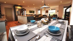 Une cuisine moderne avec un coin repas aménagé pour prendre un repas.