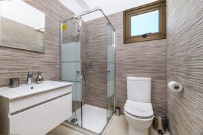 Bungalow, 3 Schlafzimmer, eigener Pool, am Strand | Badezimmer | Badewanne und Dusche (separat), Haartrockner, Handtücher, Shampoo