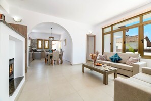 Bungalow, 3 Schlafzimmer, eigener Pool, am Strand | Wohnbereich | Flachbildfernseher